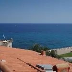 Le Bastion Готель *